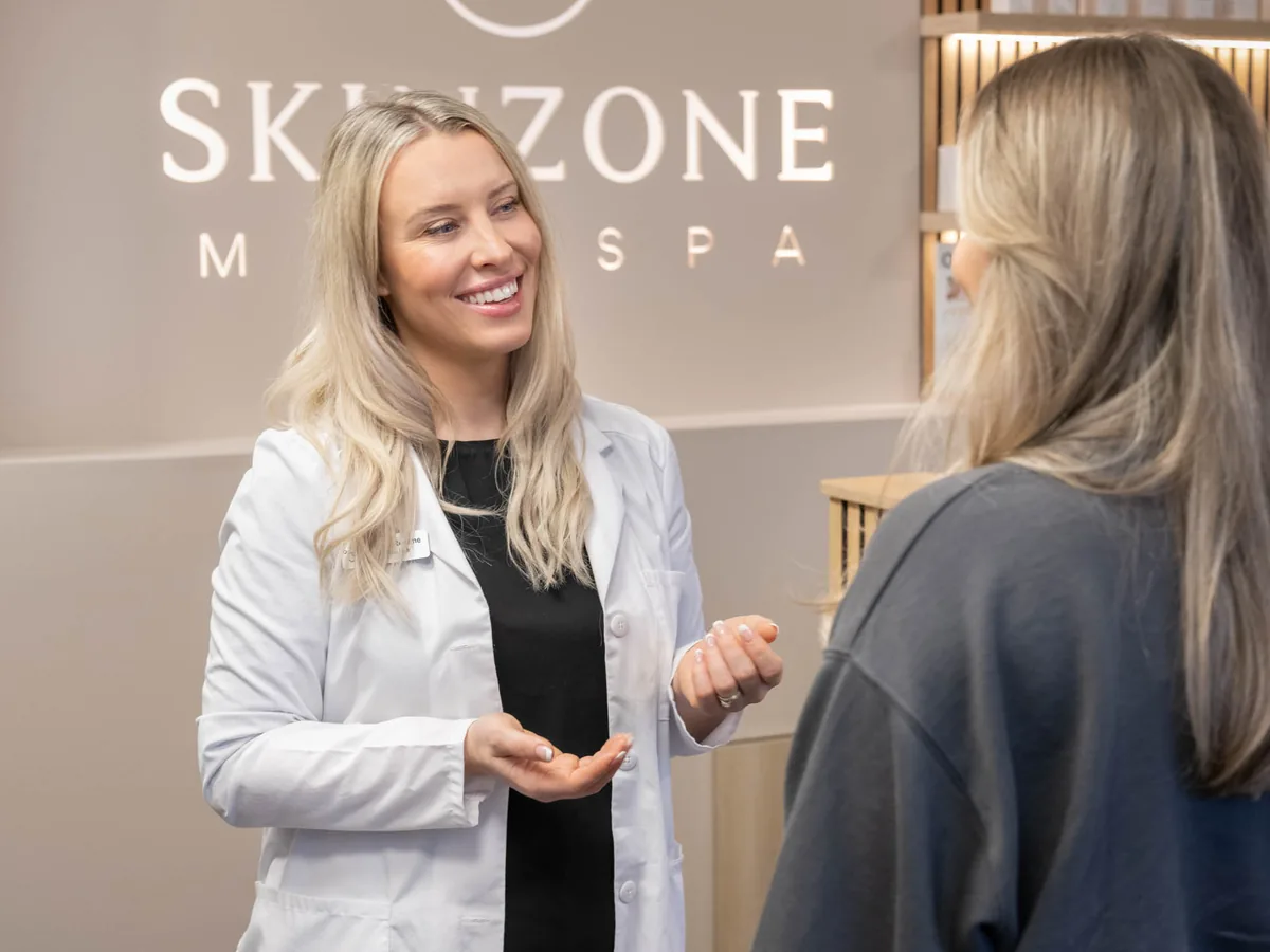 Samtale med behandler foran klinikkens vegg