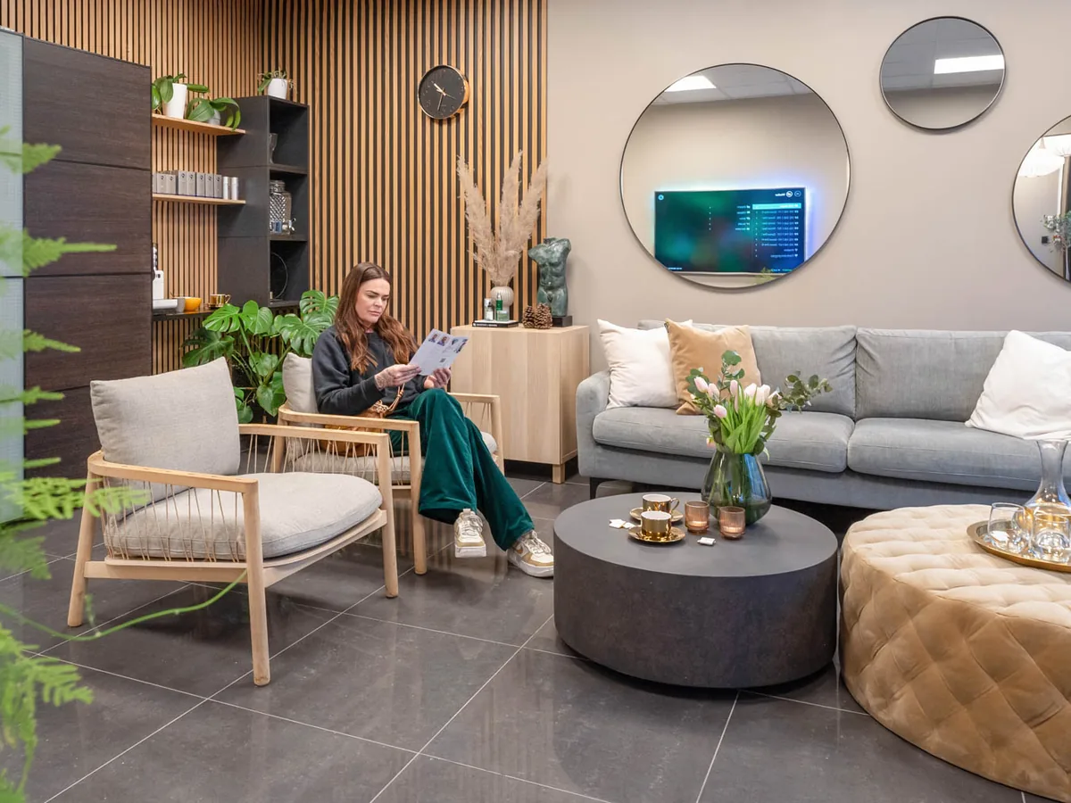 Ventesonen med sofa, planter og speil