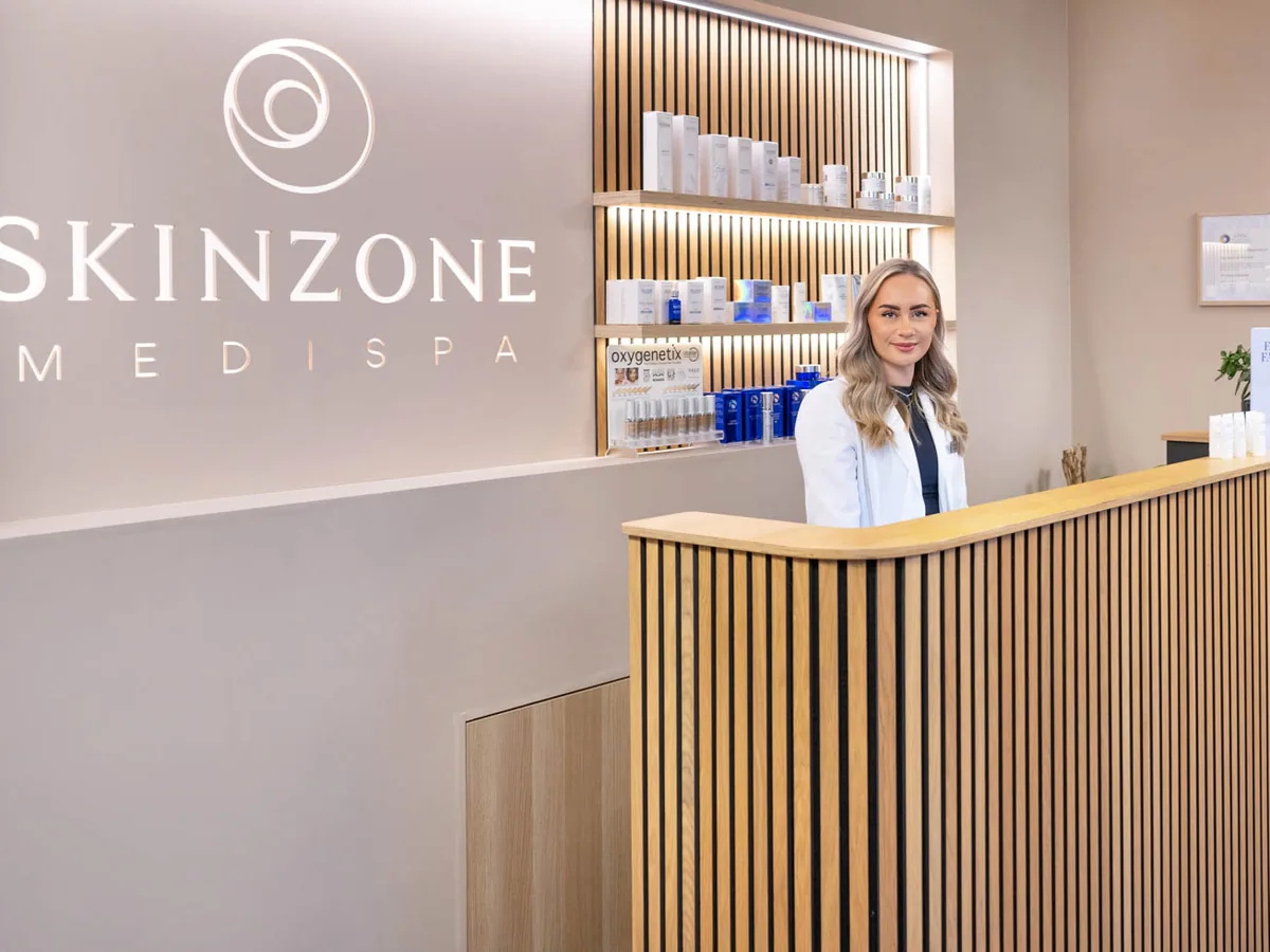 Resepsjonen med produkthyller i klinikken